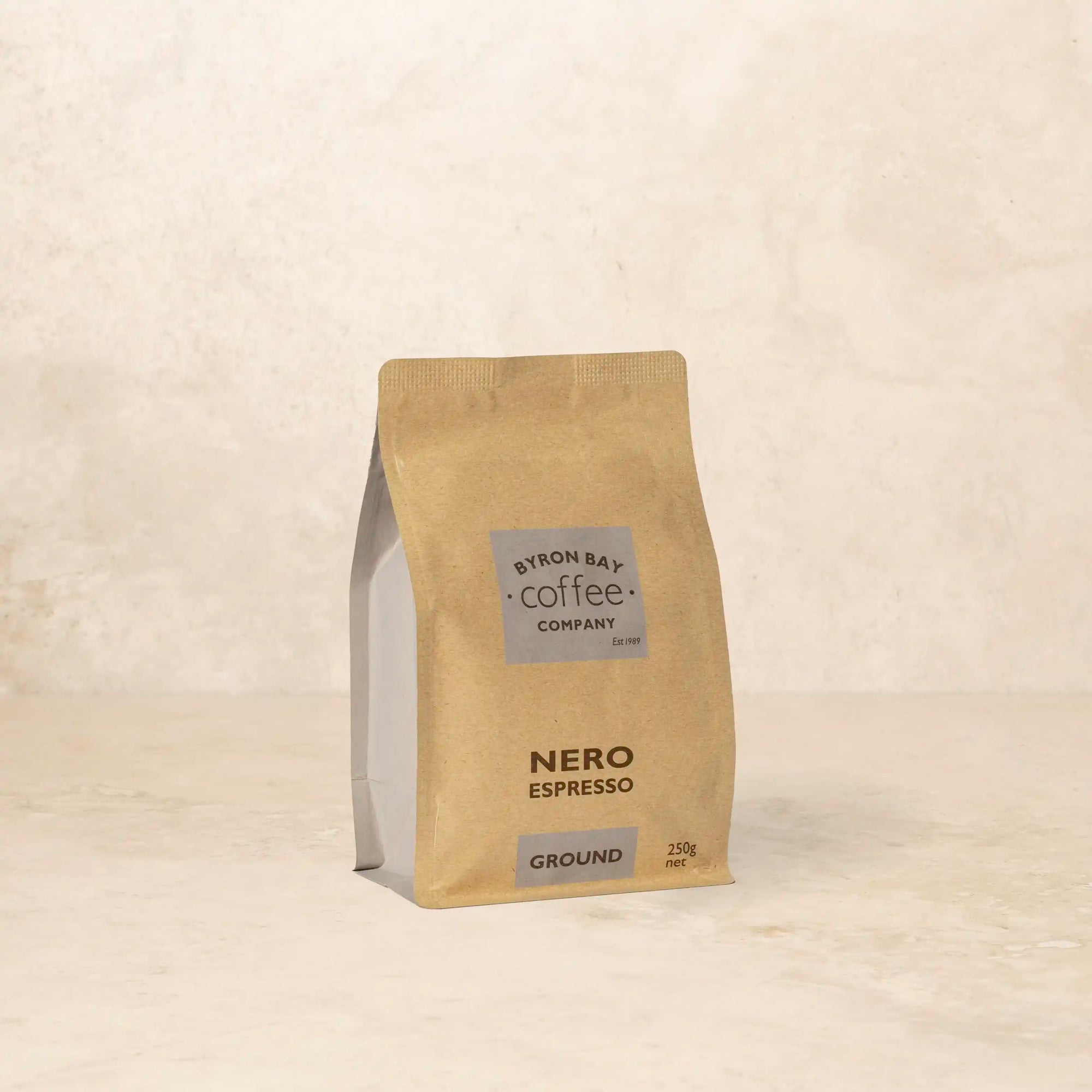 Bag of Nero Espresso coffee with honeycomb and hazelnut aroma